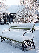 Bank am Teich im Schnee